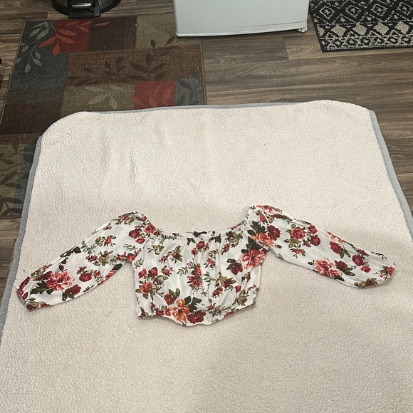 Elegant Floral Off-Shoulder Blouse - Picture 3 of 5